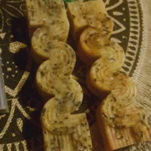 Rankų darbo žvakės iš 100% natūralaus bičių vaško ir žolelių, skirtos namų jaukumui.