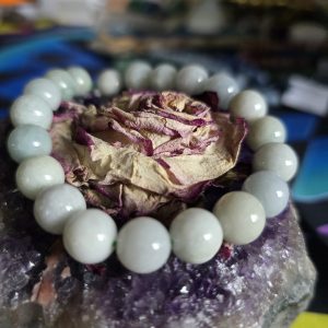 Natūralus Birmos žadeito mineralas – harmonijos, apsaugos ir vidinės ramybės akmuo.