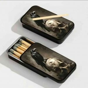 Gotikinė metalinė degtukų dėžutė – „Varnas ir kaukolė“